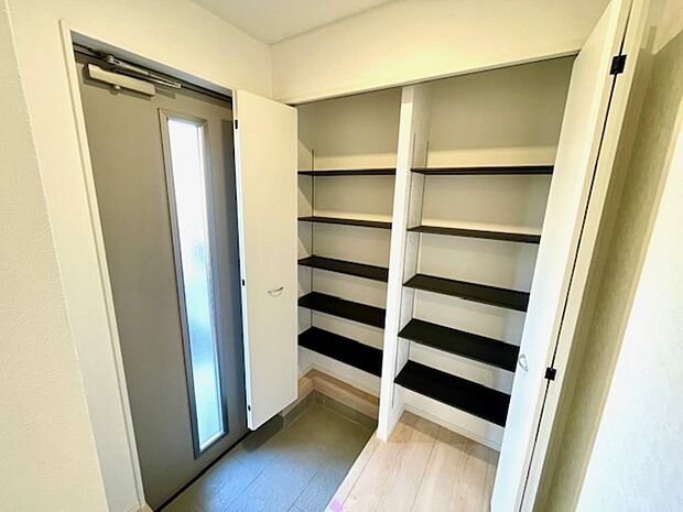 たくさんの靴もスッキリ片付くシューズボックスです