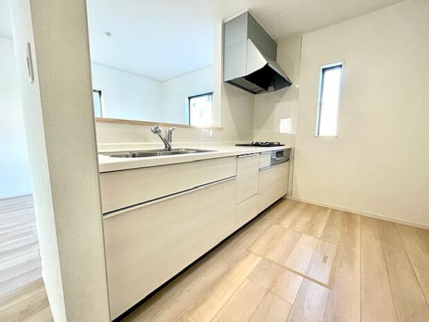 人造大理石トップのシステムキッチン