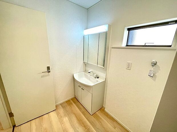 三面鏡タイプの洗面化粧台です