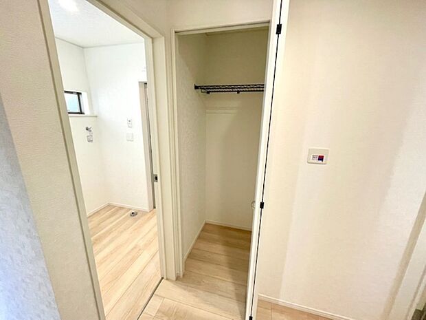 クリーナーの収納にも役立つホール収納