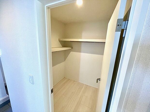 ご家族皆様で使える、廊下のファミリークローゼットです