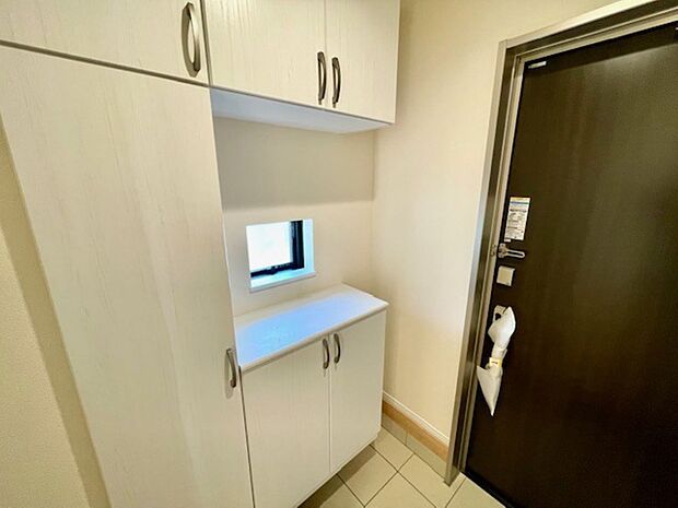 玄関にも窓がありますので、こもりがちな空間の換気に役立ちます