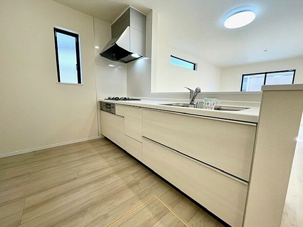 人造大理石トップのシステムキッチン