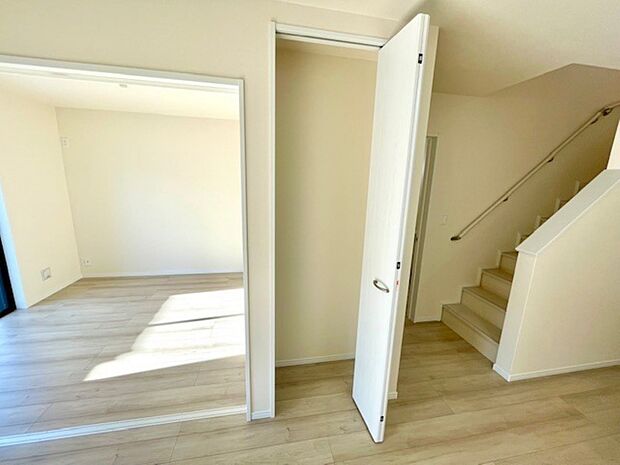 リビングにも収納スペースがあります