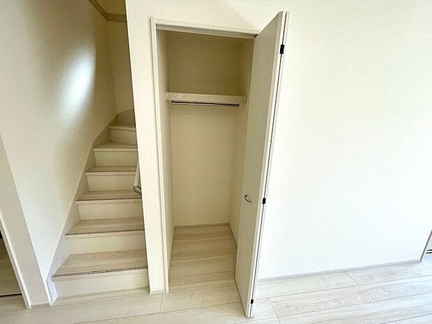 リビングにも収納スペースがあります