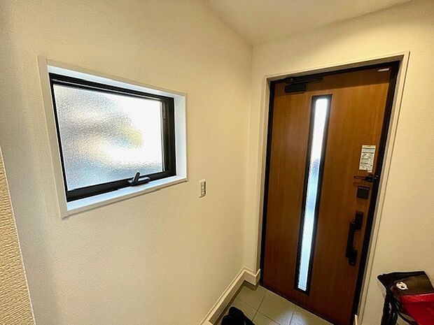 玄関にも窓がありますので、こもりがちな空間の換気に役立ちます