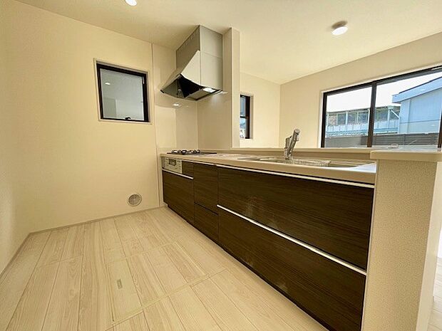 人造大理石トップのシステムキッチン