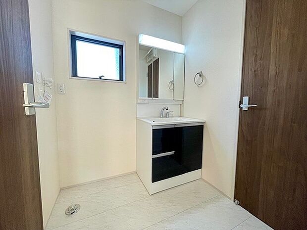 三面鏡タイプの洗面化粧台です