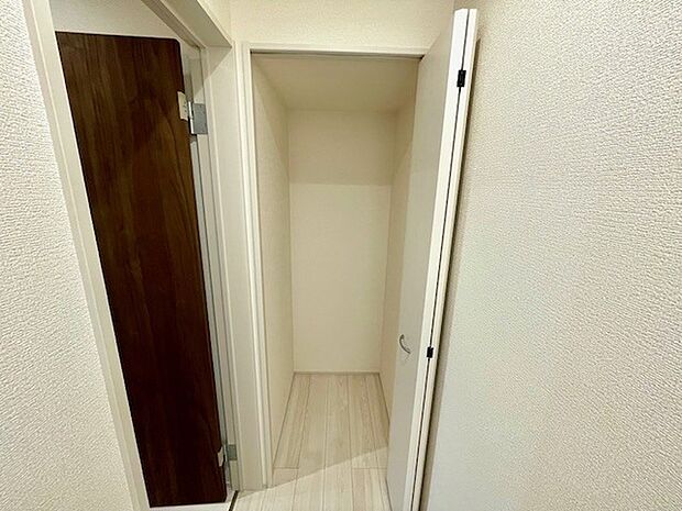 リビング入口の共用収納です。クリーナーの収納にも便利です。