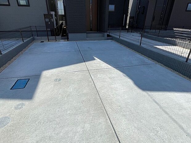 駐車スペースは並列2台分ございます