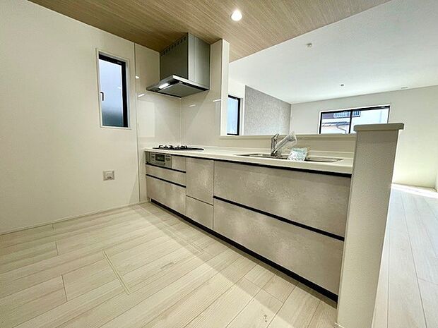 人造大理石トップのシステムキッチン