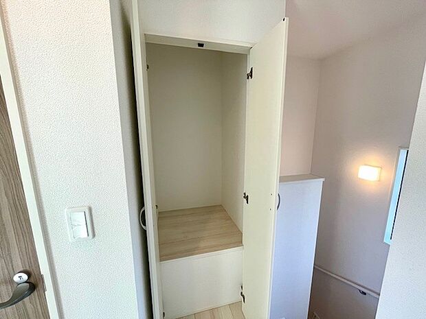 廊下に収納があるのも嬉しいポイントです