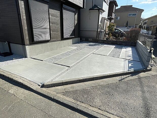 駐車スペースは並列2台分ございます