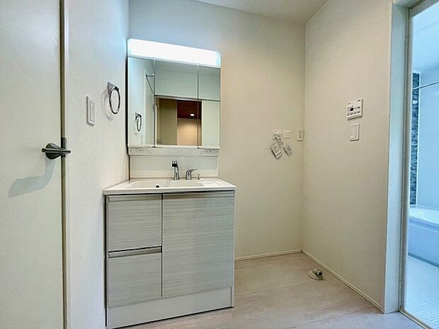 三面鏡タイプの洗面化粧台です