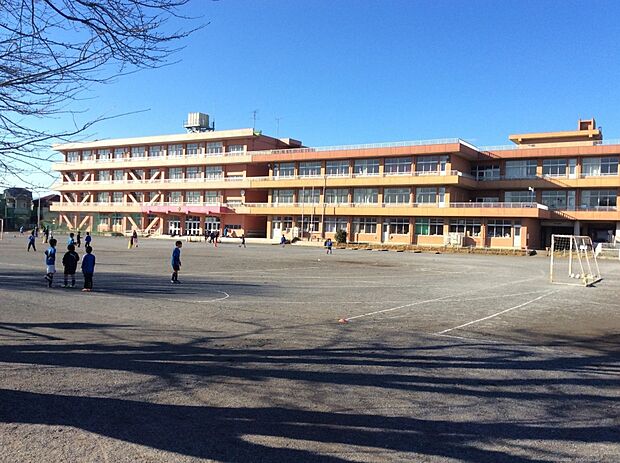 藤沢東小学校約580m