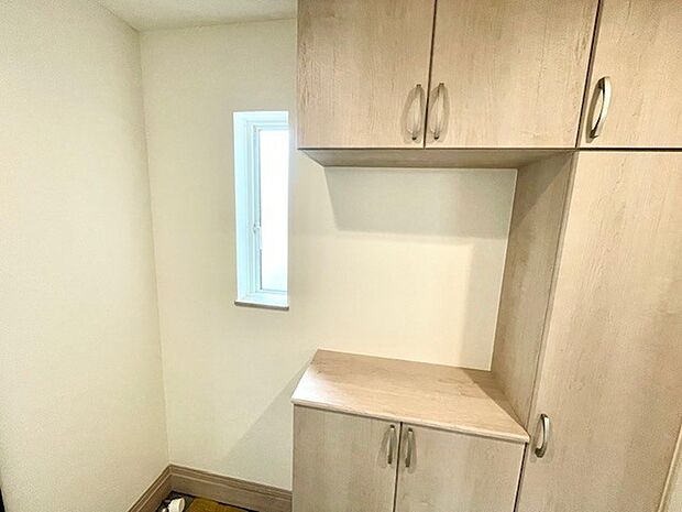 玄関にも窓がありますので、こもりがちな空間の換気に役立ちます