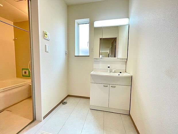 三面鏡タイプの洗面化粧台です