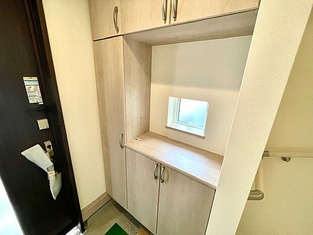 玄関にも窓があり、こもりがちな空間の換気に役立ちます