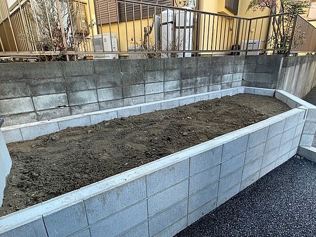 ちょっとした菜園も楽しめる土スペースです