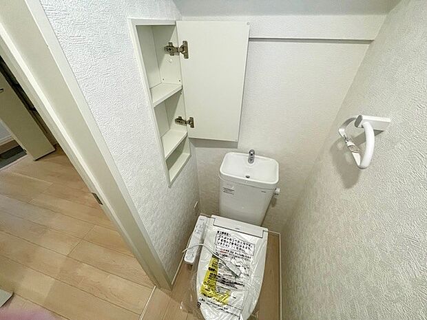 壁厚収納つきのトイレです