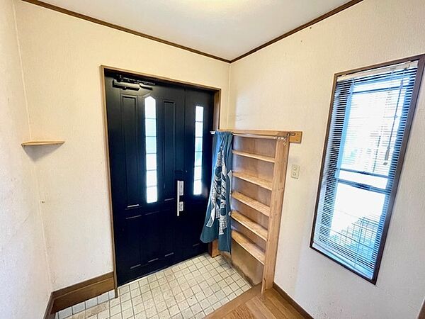 玄関にも窓があり、こもりがちな空間の換気に役立ちます。