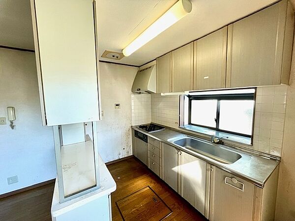 大きめの窓があるキッチンスペース。
