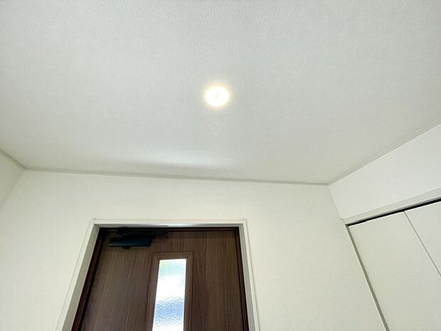 玄関上部の照明器具は人感センサータイプです