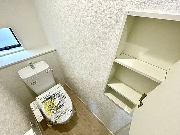壁厚収納つきのトイレです