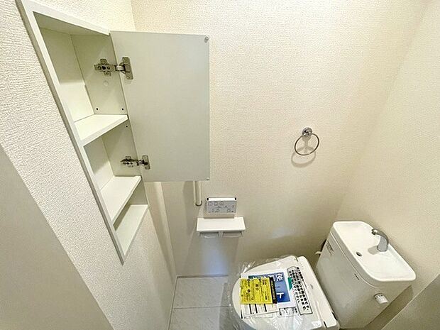 壁厚収納つきのトイレです。洗剤の保管などに便利です。
