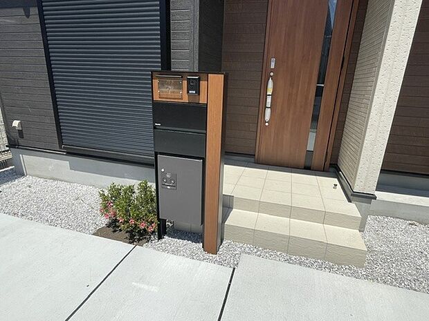 宅配BOXつきの機能門柱です