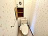 トイレ：ペーパーや洗剤の保管に便利な収納つきのトイレです