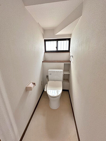 各階にトイレがあるので忙しい朝でもバタバタせずに済みます。ウォシュレット機能付き。