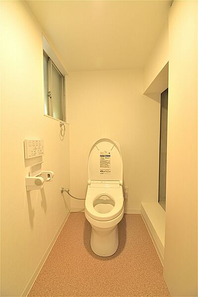 各階にトイレがあり忙しい朝でもバタバタせずに済みます。ウォシュレット機能付き。