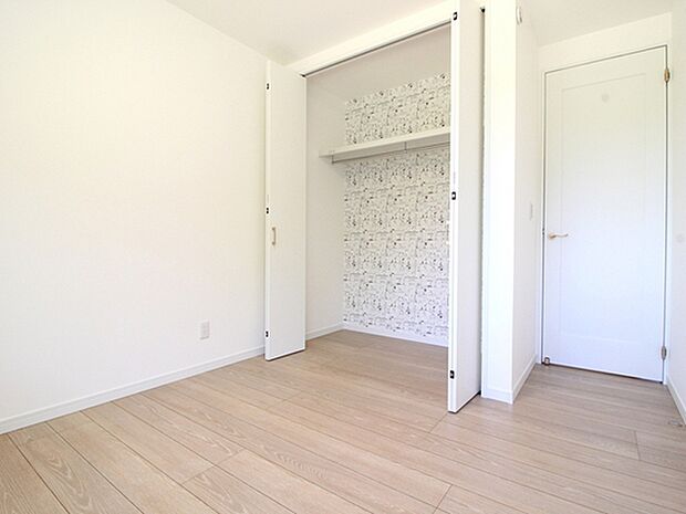 子供部屋には遊び心のある可愛いアクセントクロスをクローゼットに♪