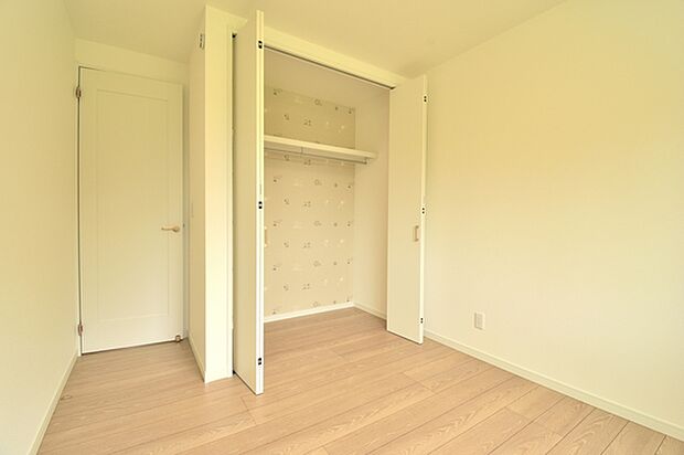 子供部屋には遊び心のある可愛いアクセントクロスをクローゼットに♪