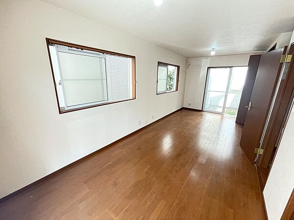 1階洋室　壁を作ったり、家具で間仕切れば6帖の2部屋になります！　　