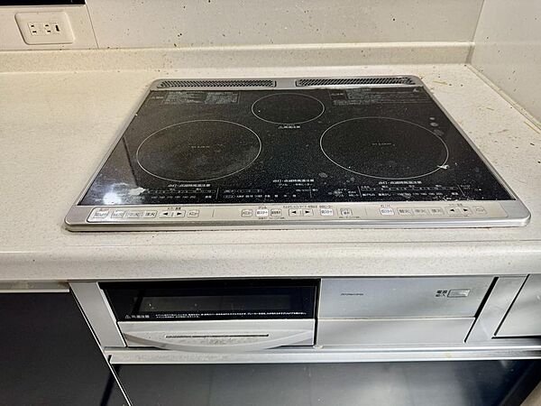 火を使わないIHクッキングヒーターで安心・安全なキッチン。お子様やご高齢の方にもやさしい仕様です。