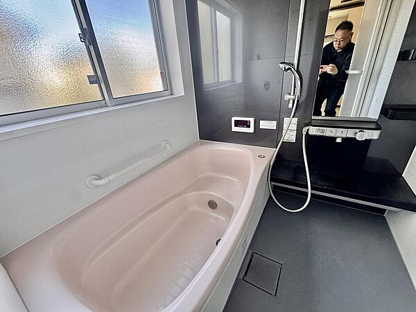 浴室暖房乾燥機付きバスルーム。　雨の日でもお洗濯に困らないお風呂です