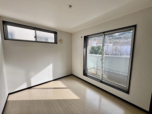 大きな窓からたっぷり光が入る洋室。日中は照明いらずの明るさです