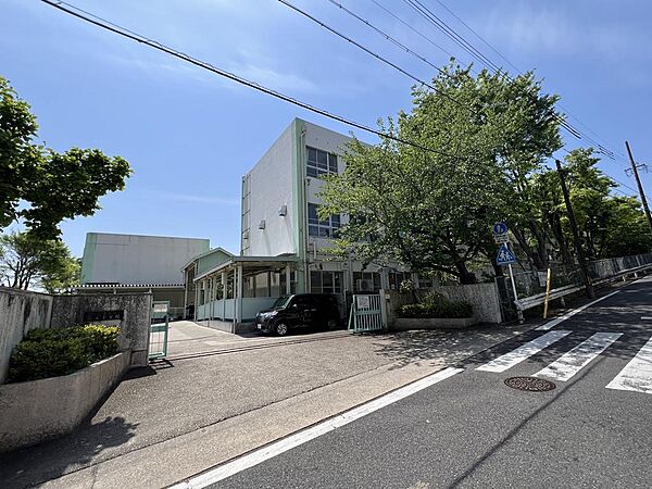 弥富小学校まで約800ｍ