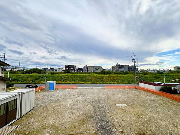 すっきりとした見晴らしで自然も感じられてゆっくり眺めたくなる眺望ですね