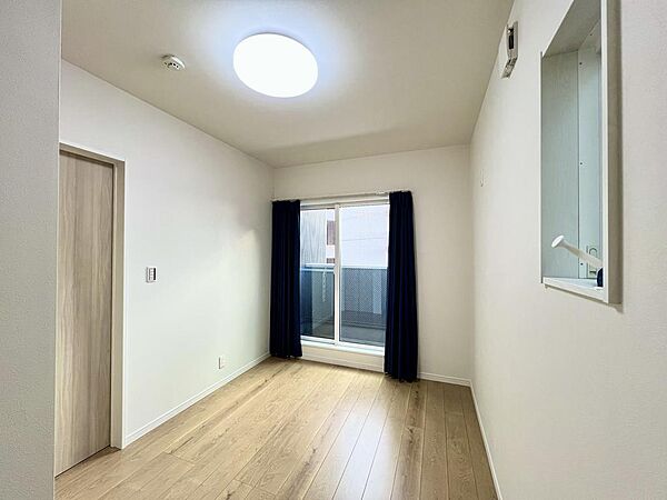 ６帖の洋室は寝室にいかがでしょうか