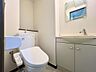 トイレ：しっかりした洗面台のあるトイレです