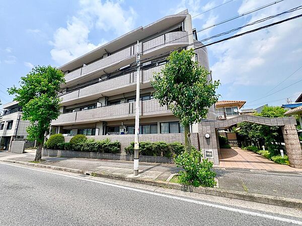 緑もあり自然を感じる穏やかな外観です
