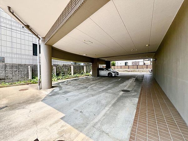 駐車場は建物下の屋根付きと屋根なしと2パターンあります