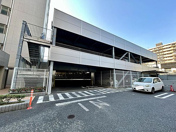屋根付きの自走式駐車場です