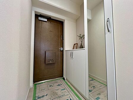 シューズボックスと姿見のある玄関スペースです