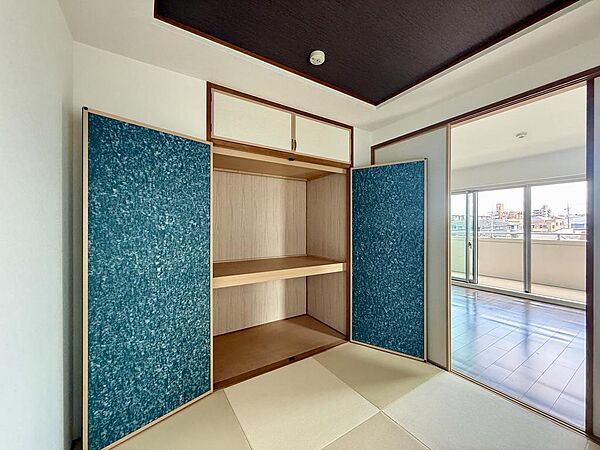 上下2段に分かれた押入です。布団と季節用品を分けて収納できます