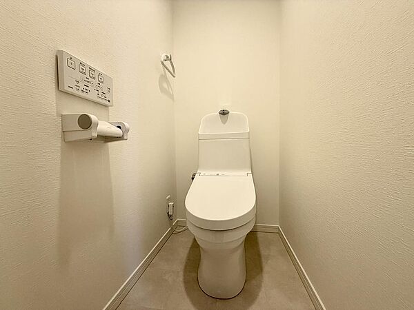 温水洗浄便座と一体型のトイレです。TOTO製のリモコンパネルで細かい設定ができます