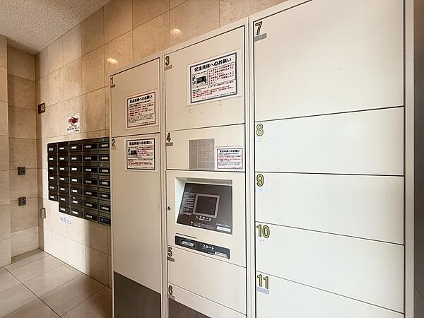 集合ポストと並んで宅配ボックスが設置されています。11区画あり荷物の受け取りにも対応できます